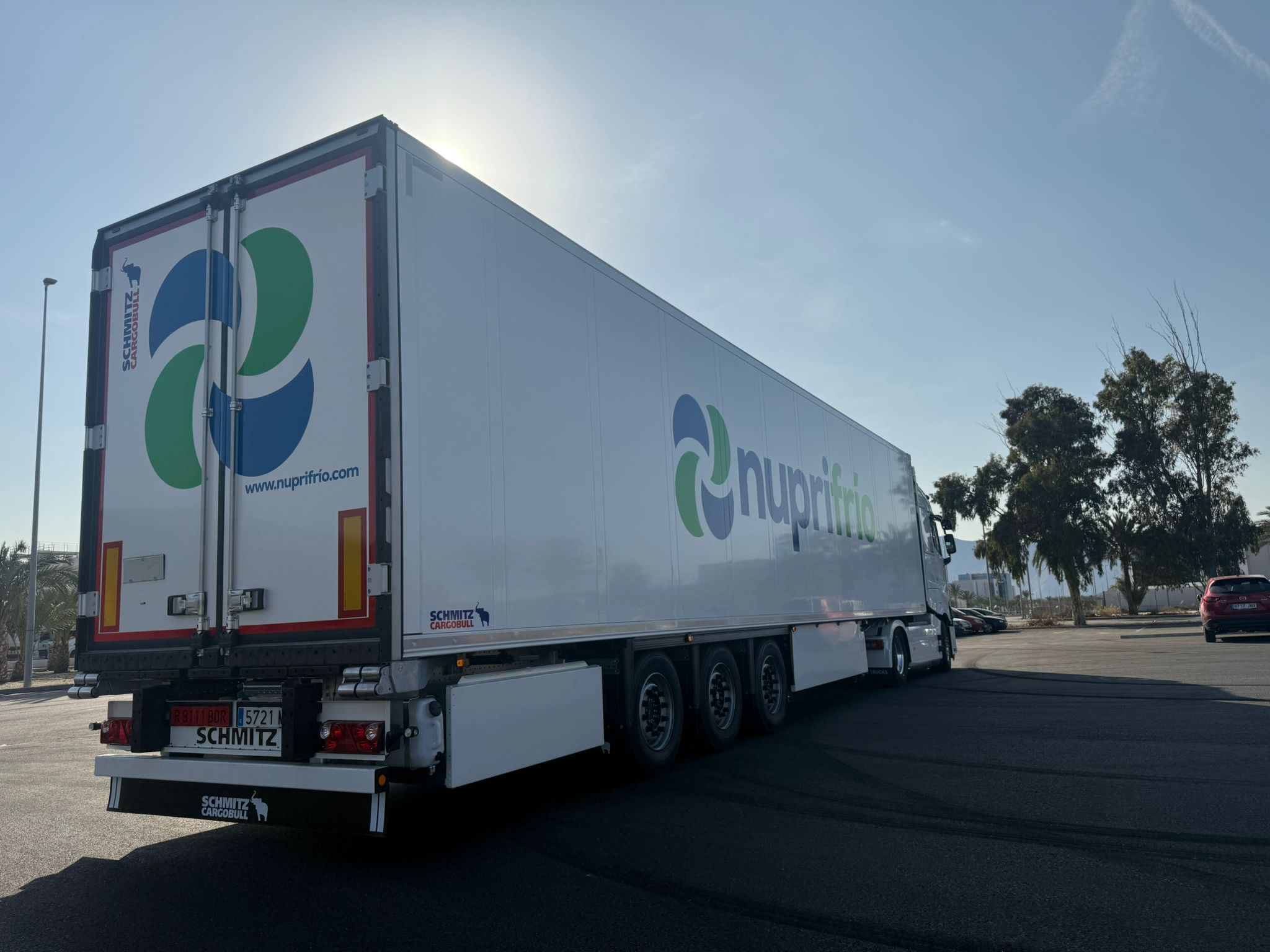 Vista trasera del remolque con branding